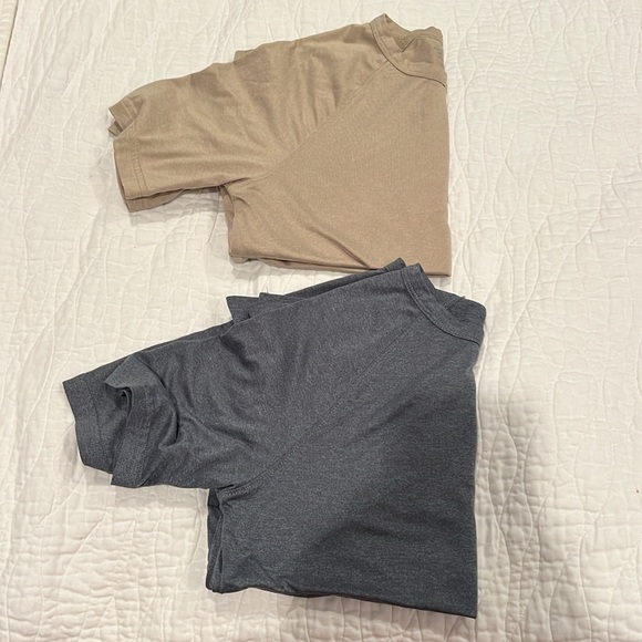 Old Navy Active Cloud 94 Shirts - set of 2 - Picture 2 of 9